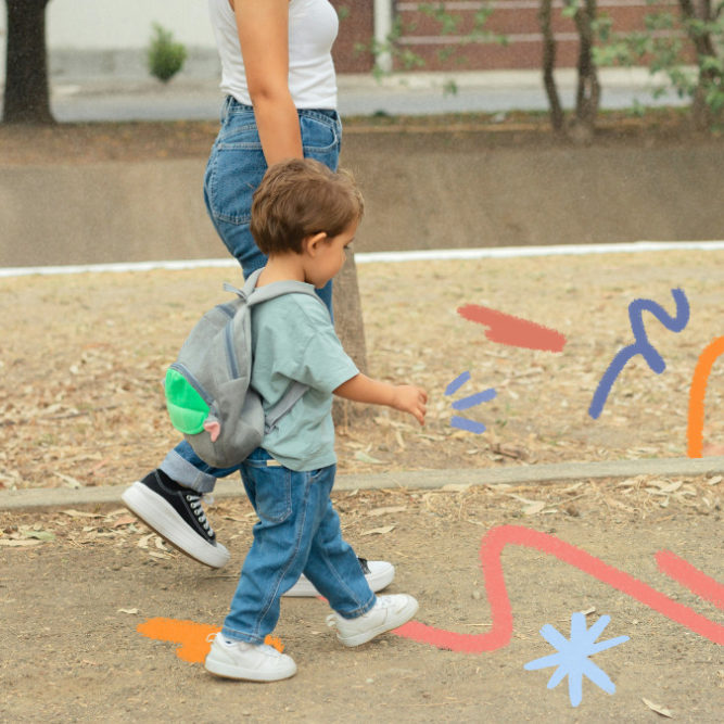 Um menino de mochila nas costas está de mãos dadas com uma mulher e, conforme caminha, vai completando o espaço com a sua imaginação. A matéria é sobre cidade para crianças.