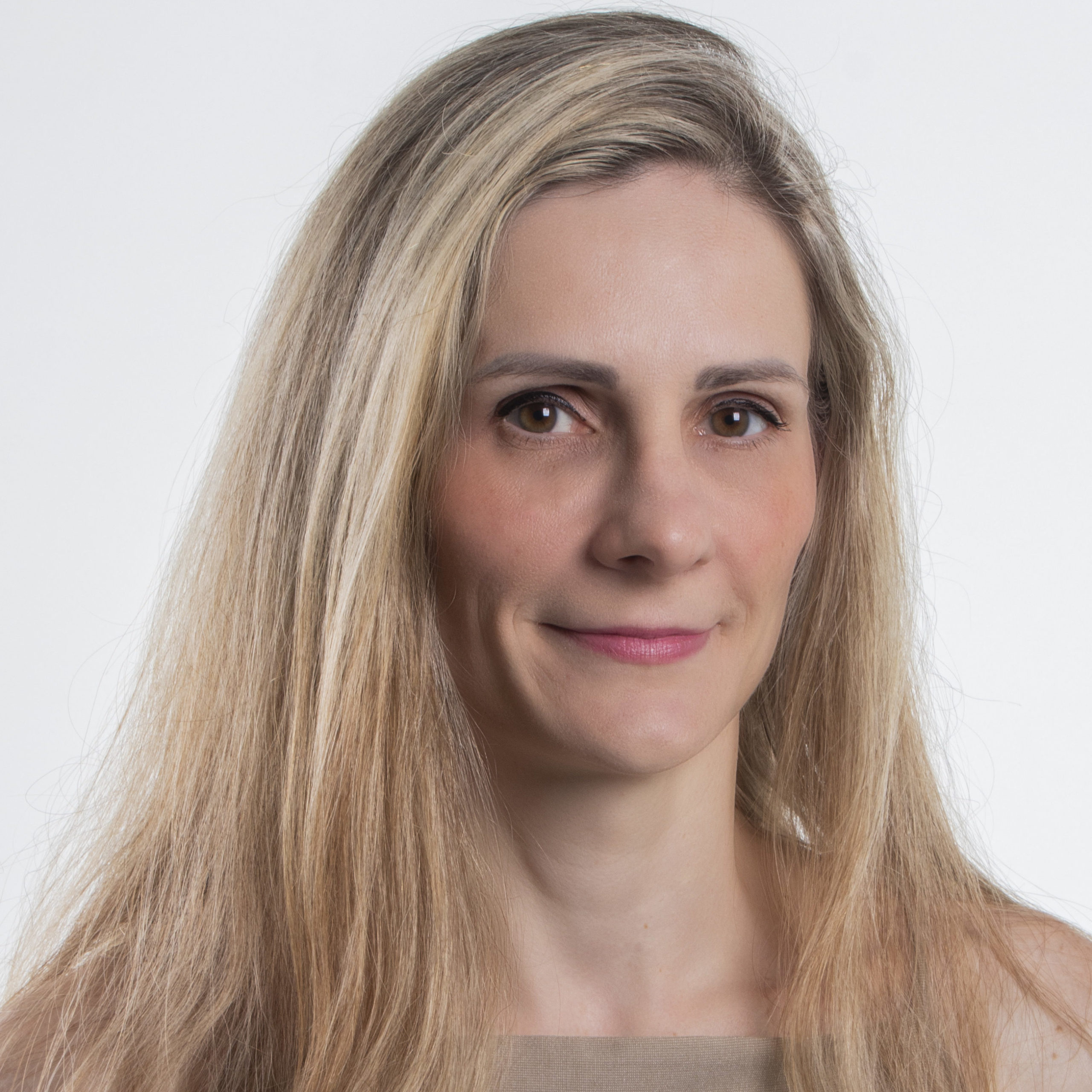 Para a pesquisadora Eliza Casadei, o desejo de “ser rico ou famoso” entre jovens não é novo — o que mudou foi a forma como esse sonho passou a ser apresentado como mais próximo e possível, impulsionado pelas dinâmicas do consumo e das redes sociais.