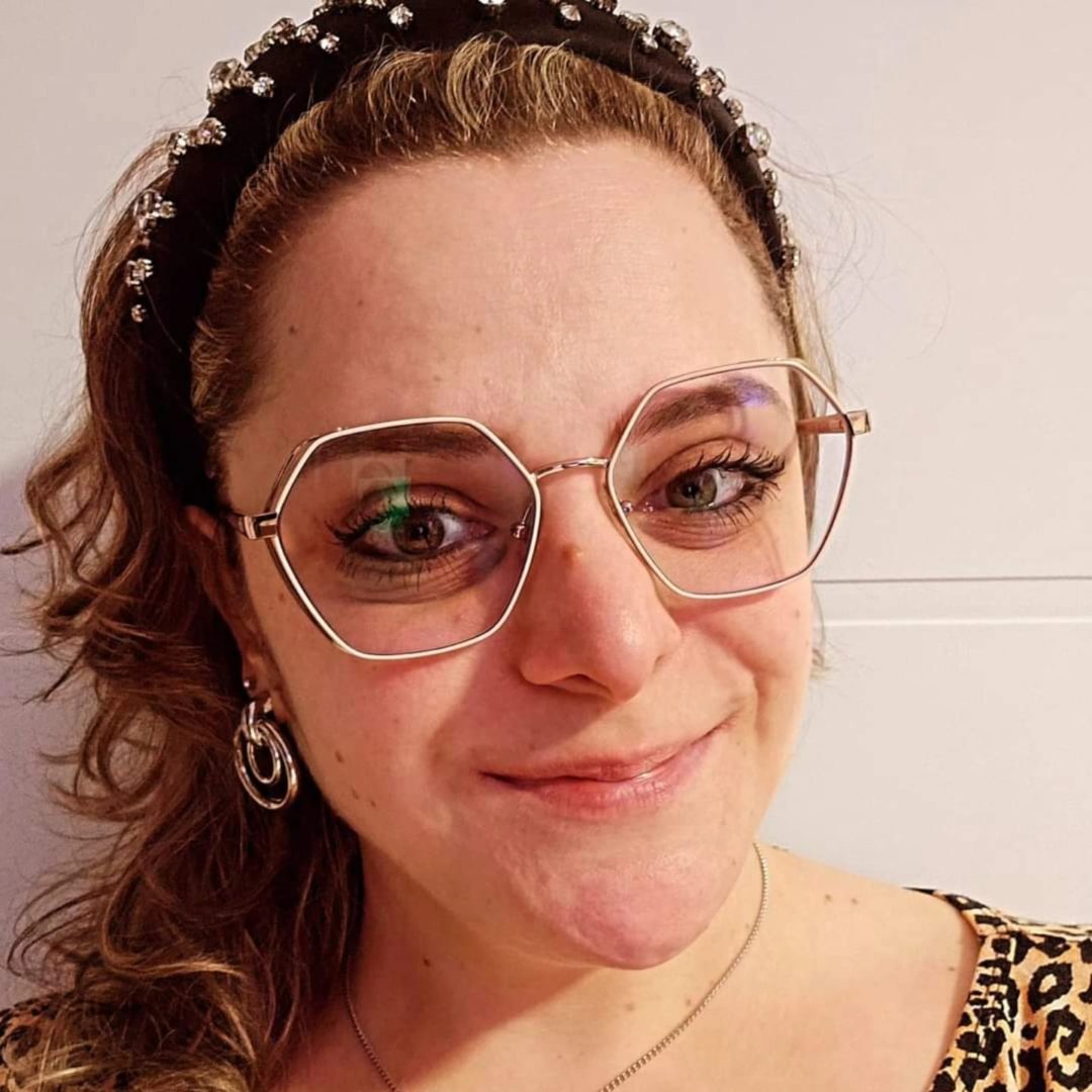 Psicóloga reflete sobre como redes sociais influenciam desejos e identidade de jovens no contexto de ostentação e adolescência.