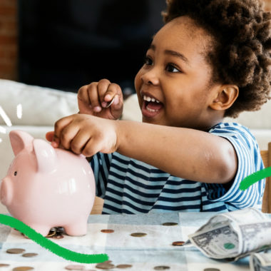 Criança sorridente colocando moedas em cofrinho rosa sobre a mesa, relacionada à ostentação e adolescência.