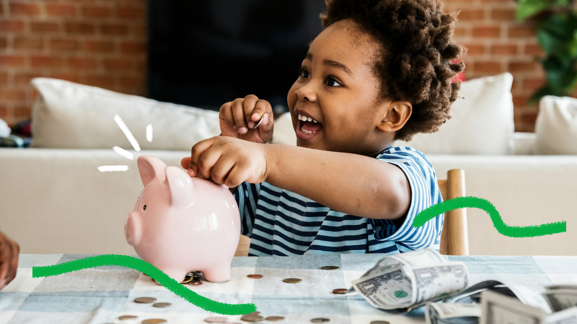 Criança sorridente colocando moedas em cofrinho rosa sobre a mesa, relacionada à ostentação e adolescência.