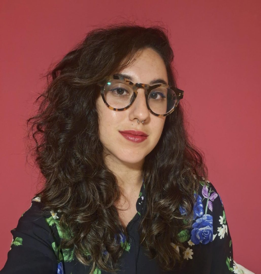 Foto de Larissa Alves da Silva, cofundadora da Associação Brasileira de Pessoas Adotadas, em fundo vermelho.