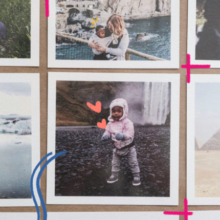 Colagem com fotografia de crianças e famílias em viagens e momentos ao ar livre, organizadas como um álbum de memórias.