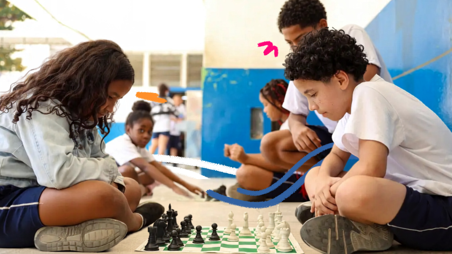 Crianças e adolescentes sentados no chão de uma escola jogam xadrez em pequenos grupos. Ao fundo, outros estudantes conversam e brincam. A imagem recebe elementos gráficos coloridos sobrepostos e ilustra o debate sobre a lei do celular nas escolas e seus impactos.
