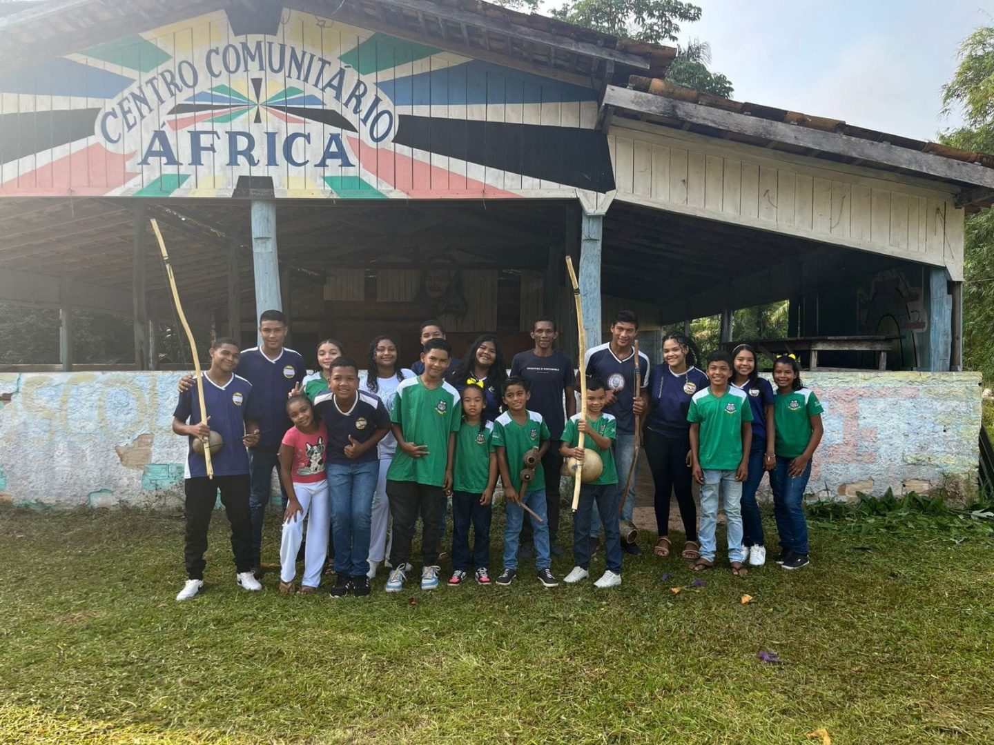 Crianças e adolescentes participam de atividades comunitárias no quilombo África, em Moju (PA), acompanhados por adultos.