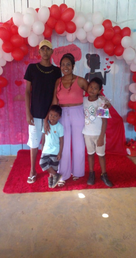 Retrato de Joseana Moraes, educadora, em um ambiente de festa.