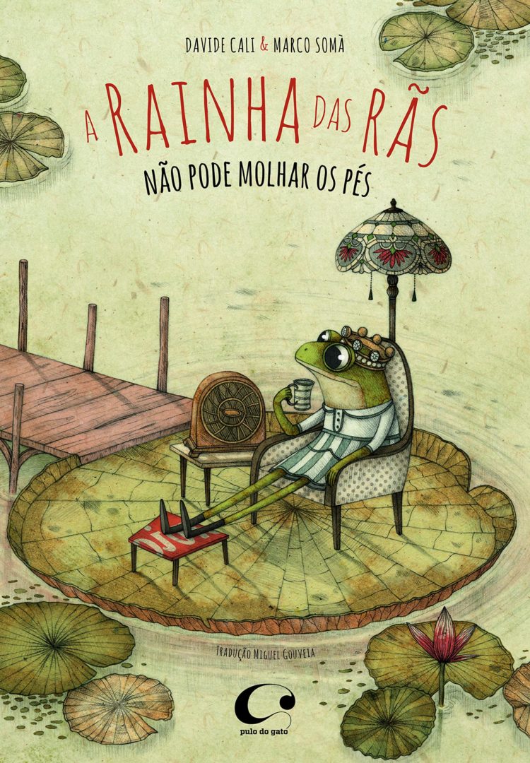 Capa do livro A rainha das rãs não pode molhar os pés, com uma rã coroada sentada em uma poltrona sobre uma folha, cercada por plantas aquáticas.